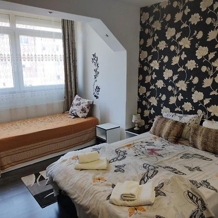 White Black Rooms Hunedoara Ngoại thất bức ảnh