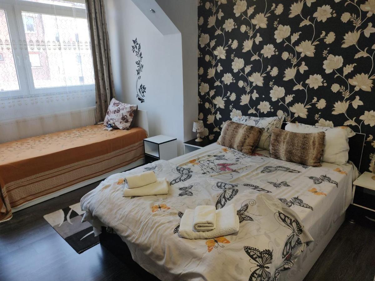 White Black Rooms Hunedoara Ngoại thất bức ảnh
