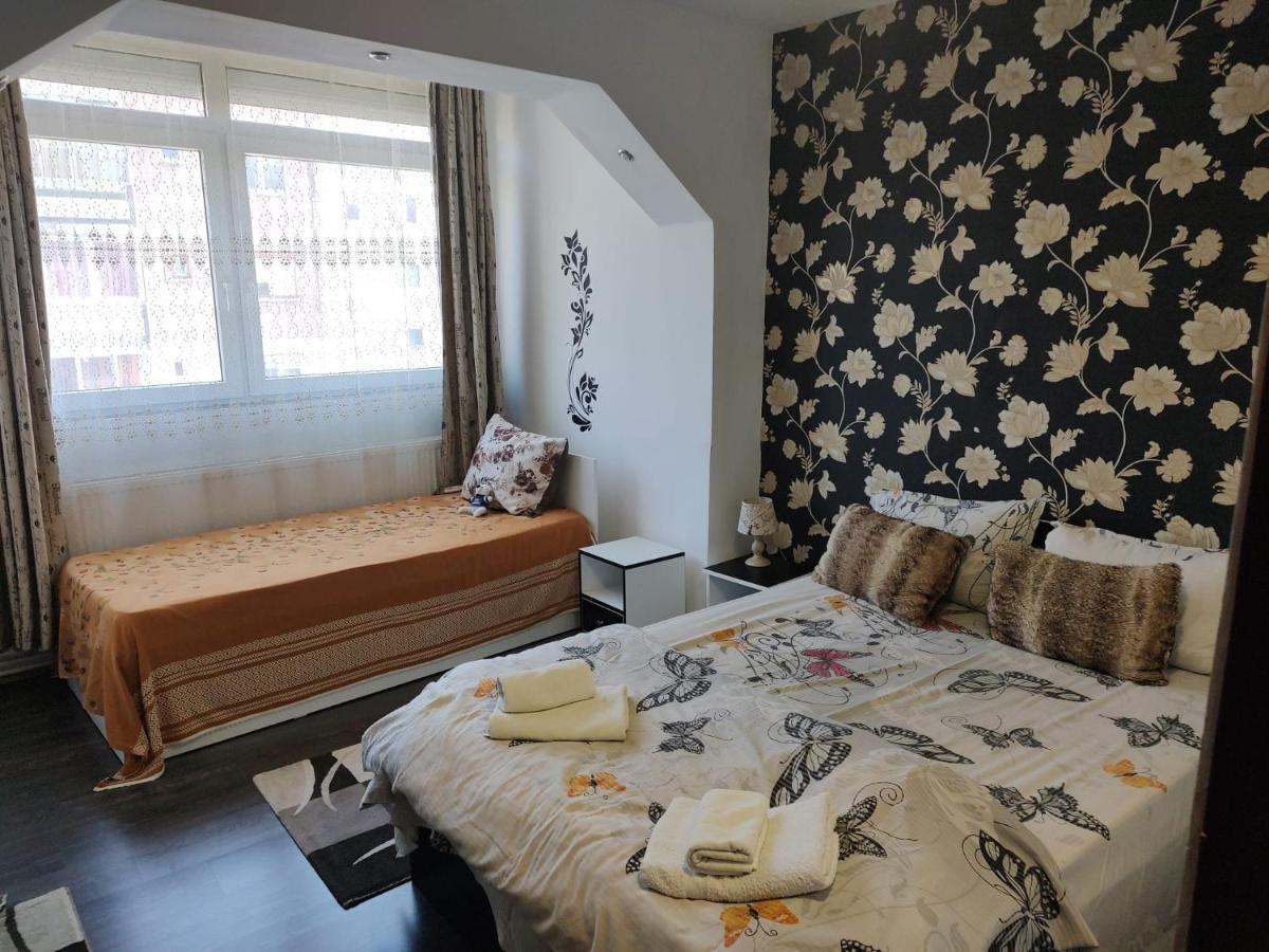 White Black Rooms Hunedoara Ngoại thất bức ảnh