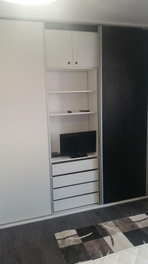 White Black Rooms Hunedoara Ngoại thất bức ảnh