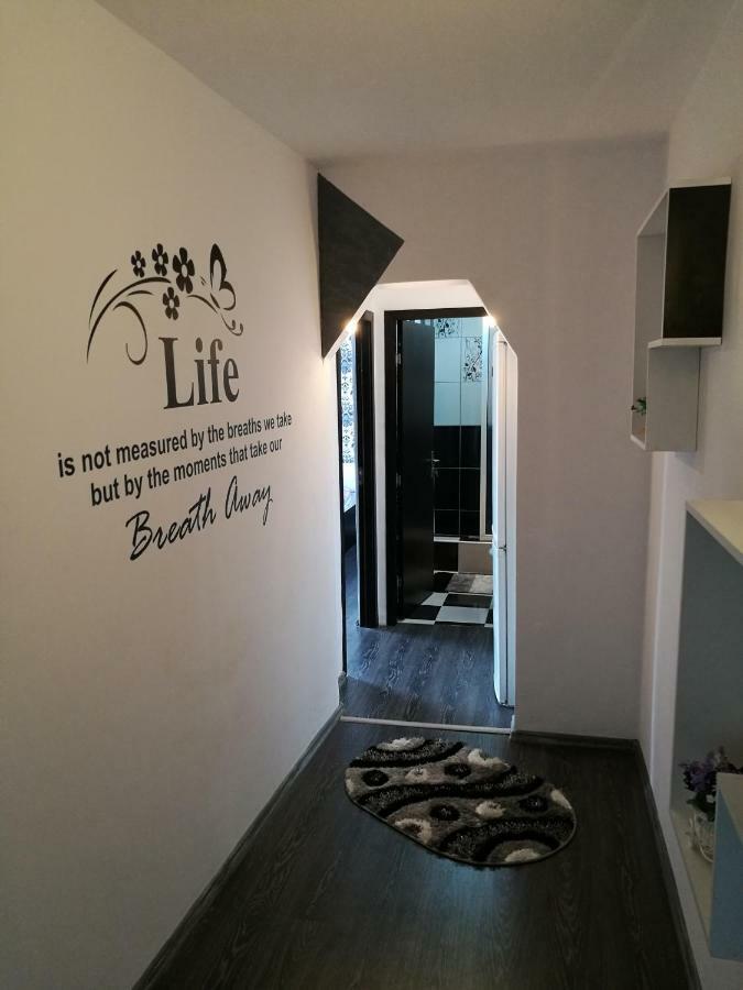 White Black Rooms Hunedoara Ngoại thất bức ảnh