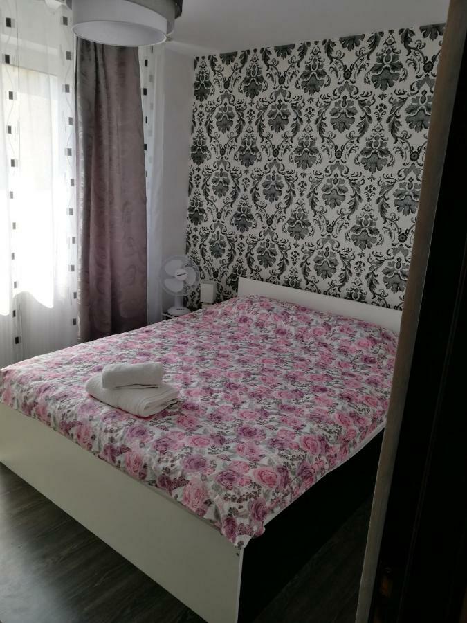 White Black Rooms Hunedoara Ngoại thất bức ảnh