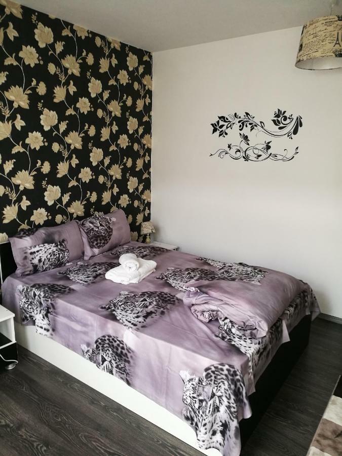 White Black Rooms Hunedoara Ngoại thất bức ảnh